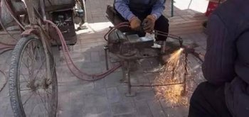 这位老大爷不简单，街头玩火二十三载