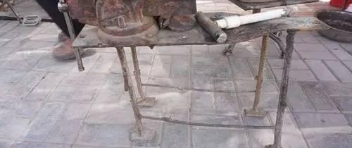 这位老大爷不简单，街头玩火二十三载