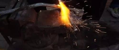 这位老大爷不简单，街头玩火二十三载