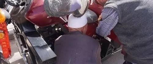 这位老大爷不简单，街头玩火二十三载