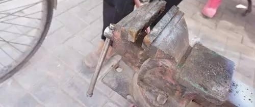 这位老大爷不简单，街头玩火二十三载