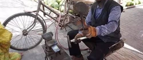 这位老大爷不简单，街头玩火二十三载