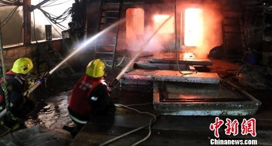 广西北海一渔船凌晨起火 南沙作业计划被搁置