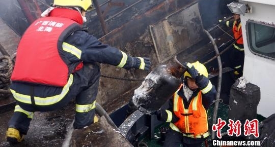 广西北海一渔船凌晨起火 南沙作业计划被搁置