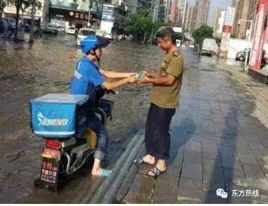 甩巴掌、用脚踹，网曝玛莎拉蒂车主当街揍外卖小哥