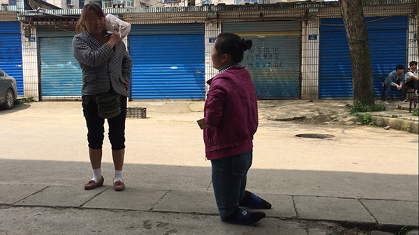 被错认的卖唱残疾女：这几天不想出 或将不再卖唱