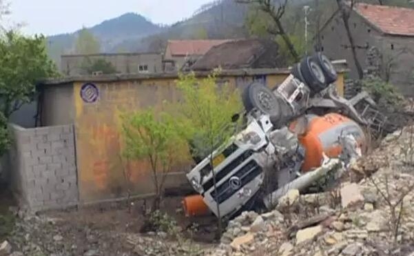 山东：40吨卡车撞坏民房砸出俩窟窿 12岁少年正在屋内