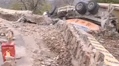 山东：40吨卡车撞坏民房砸出俩窟窿 12岁少年正在屋内