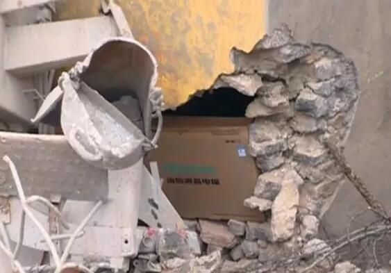 山东：40吨卡车撞坏民房砸出俩窟窿 12岁少年正在屋内