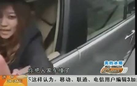 砸钱宝马女直接甩女司机钞票 女司机方向盘上大哭