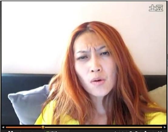 砸钱宝马女直接甩女司机钞票 女司机方向盘上大哭