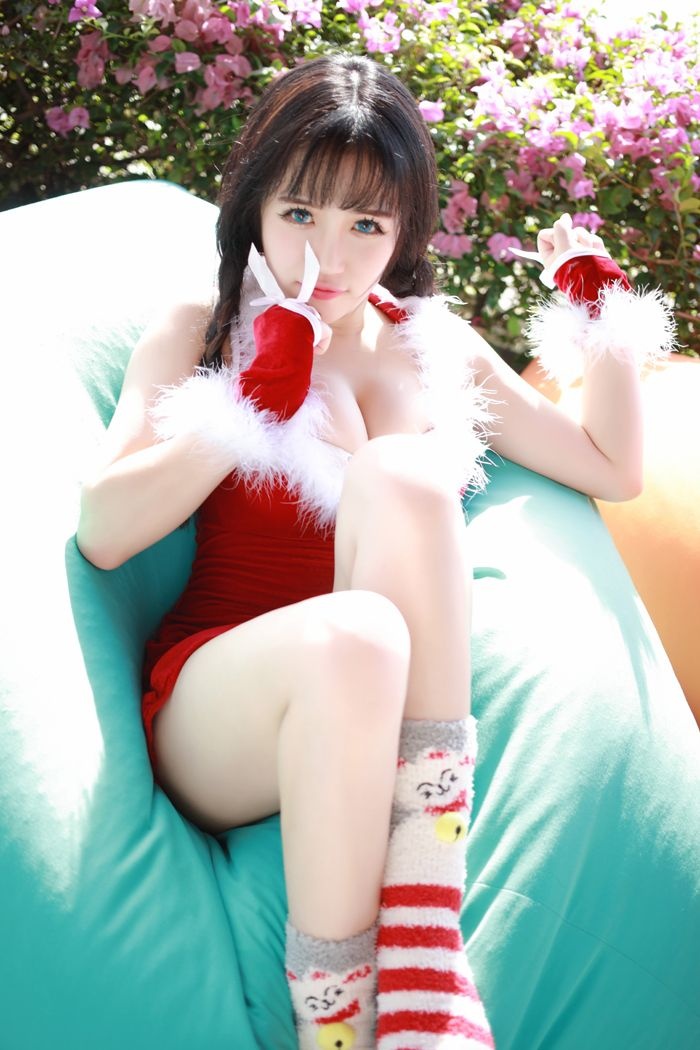 两性情感故事 丝袜紧紧包住她圆翘的臀部