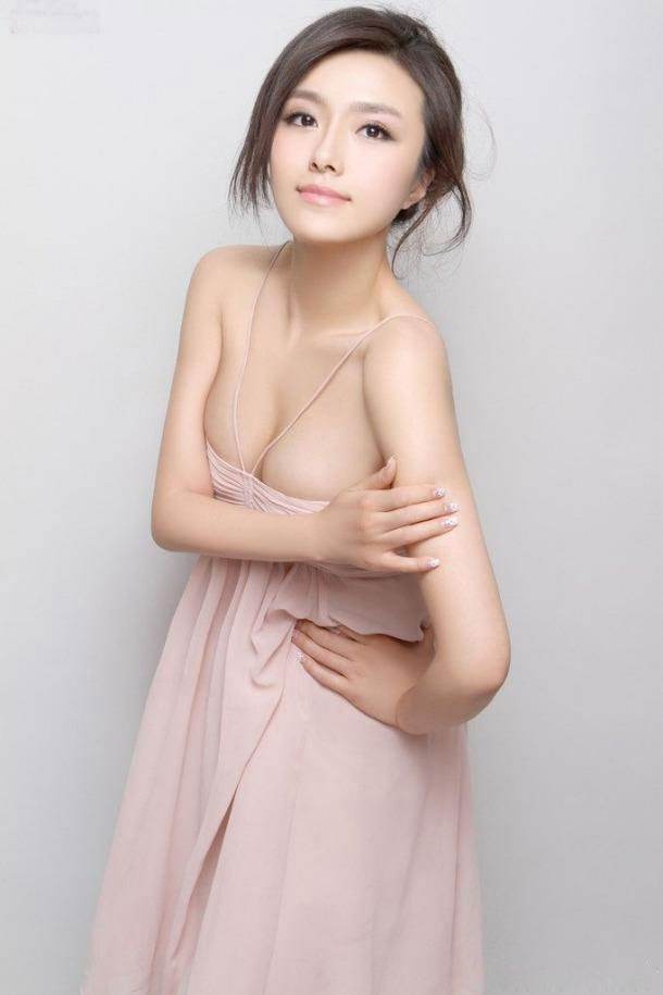 深夜公交 我放肆地将手探入她的腿间