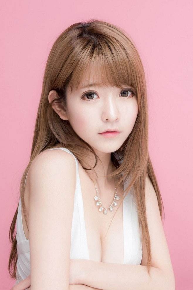 深夜公交 我放肆地将手探入她的腿间