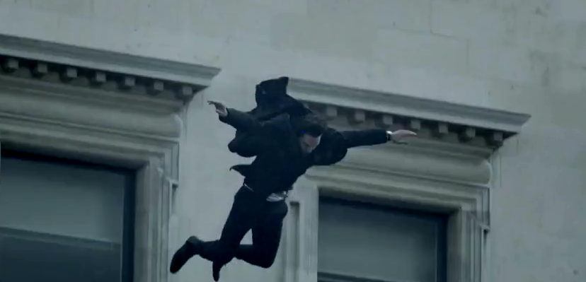 老人坠楼砸中男婴 应该怎样赔偿？