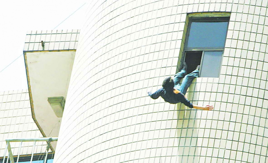 老人坠楼砸中男婴 应该怎样赔偿？