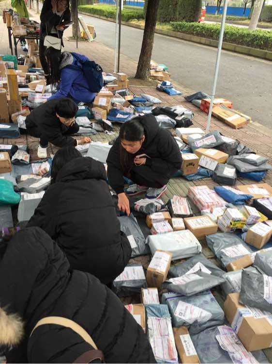 有人代拿快递月入3000元 各大高校悄然兴起