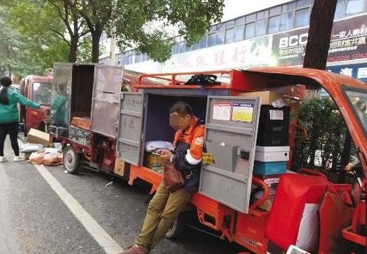 39岁快递员猝死大街 最后一句是“太累”