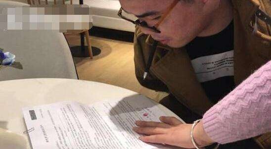 河南无臂小伙买房遇难题 按不了手印