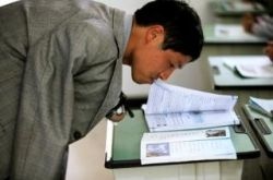 河南无臂小伙买房遇难题 按不了手印