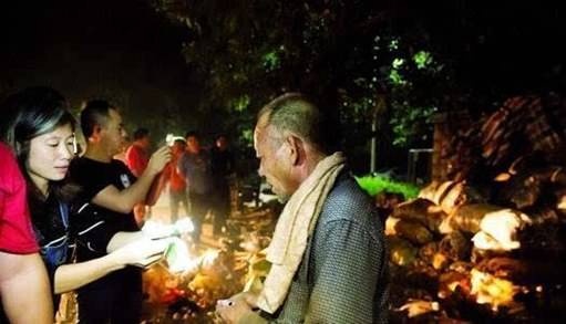 市民一夜买光32吨土豆 只为让他早点回家