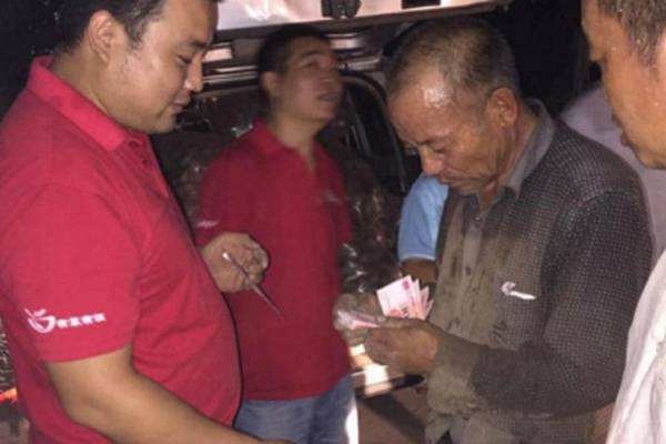 市民一夜买光32吨土豆 只为让他早点回家