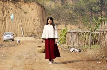 80后美女舍弃城里豪宅 回农村种地