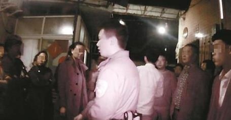 小情侣当众吻别遭大妈痛斥：伤风败俗