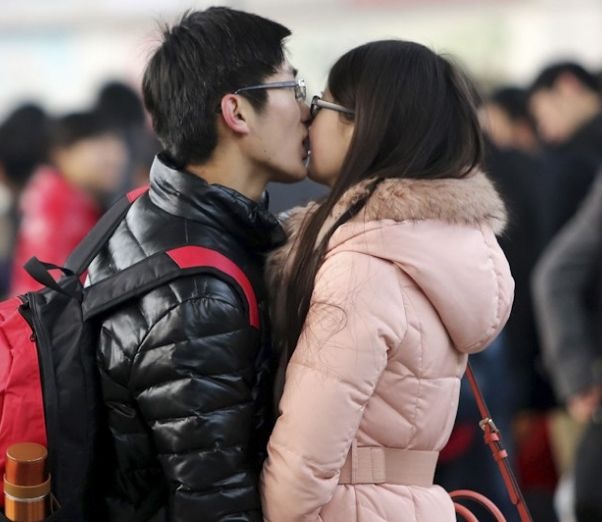 小情侣当众吻别遭大妈痛斥：伤风败俗