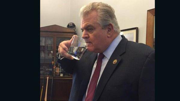 美议员偷走教皇水杯 与妻子助手一起喝杯中剩水