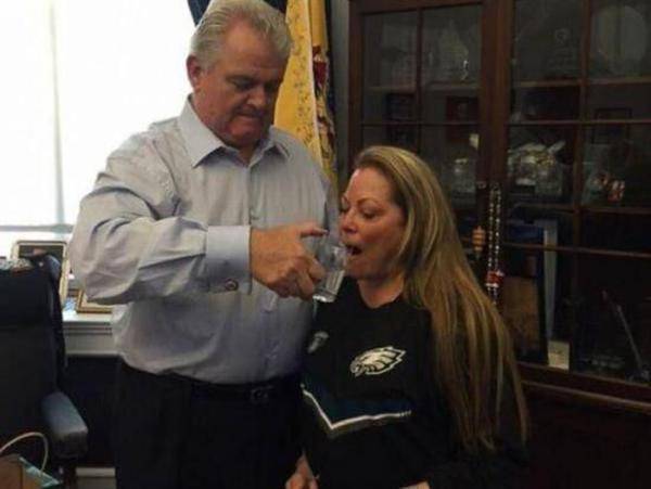 美议员偷走教皇水杯 与妻子助手一起喝杯中剩水