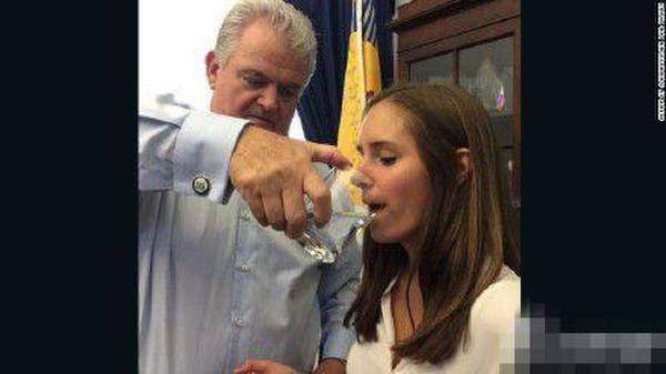 美议员偷走教皇水杯 与妻子助手一起喝杯中剩水