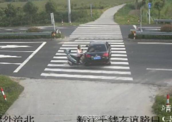 女子骑摩托玩手机被撞飞 监控记录惊魂一幕