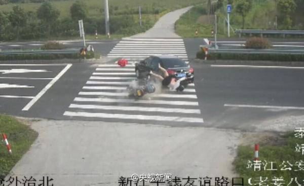 女子骑摩托玩手机被撞飞 监控记录惊魂一幕