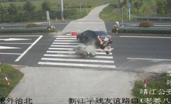 女子骑摩托玩手机被撞飞 监控记录惊魂一幕