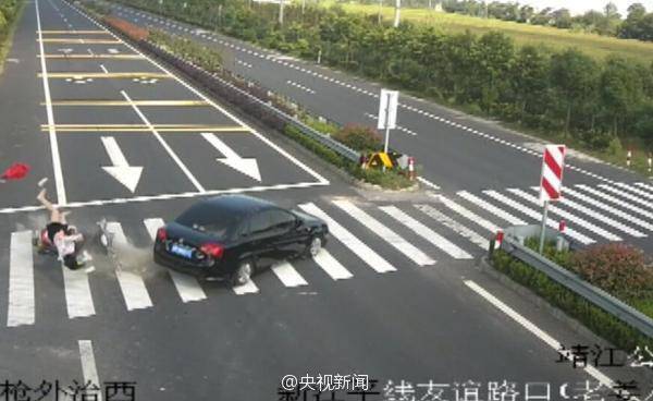 女子骑摩托玩手机被撞飞 监控记录惊魂一幕