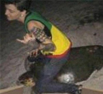 美国女子骑海龟拍照 或面临5年监禁