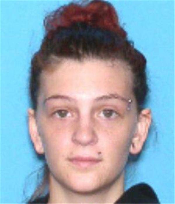 美国女子骑海龟拍照 或面临5年监禁