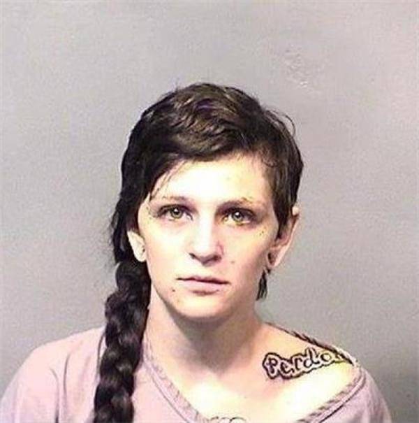 美国女子骑海龟拍照 或面临5年监禁